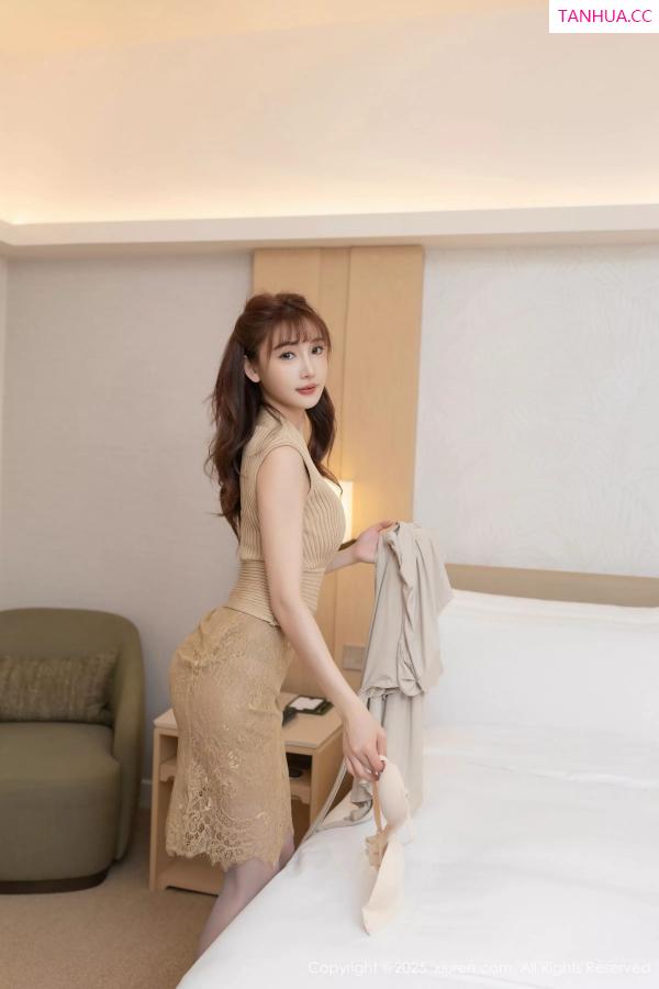 陆萱萱  [XiuRen]高清写真图 2025.06.05 No.10370 陆萱萱 紫色丝袜第4张图片